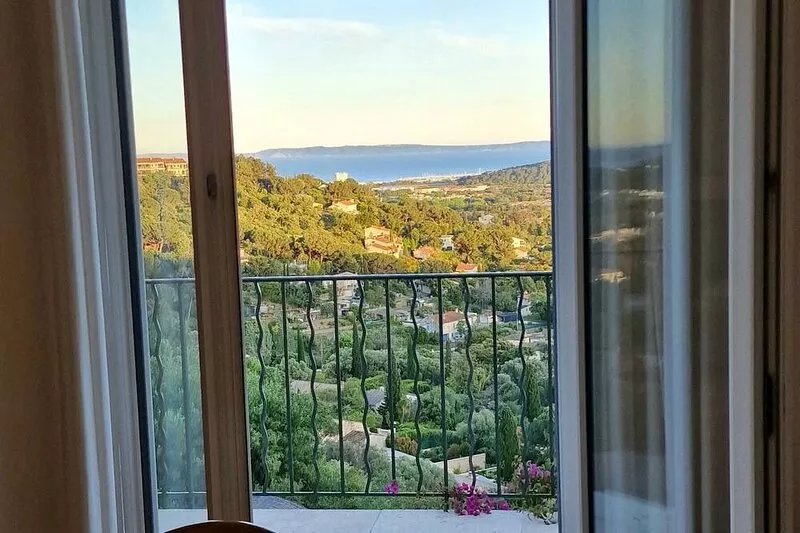 Overflowing pool and sea view for this old house in the village of Bormes
