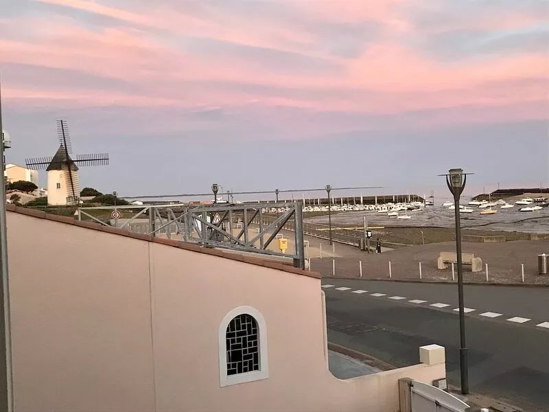 Sea view apartment with south-facing balcony facing the port Wifi