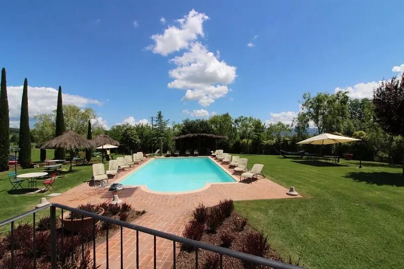 Beautiful private villa with WIFI, private pool, TV, pets allowed and parking
