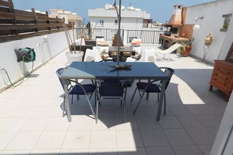 Sunny Penthouse Apartment - A breeze away from the sea