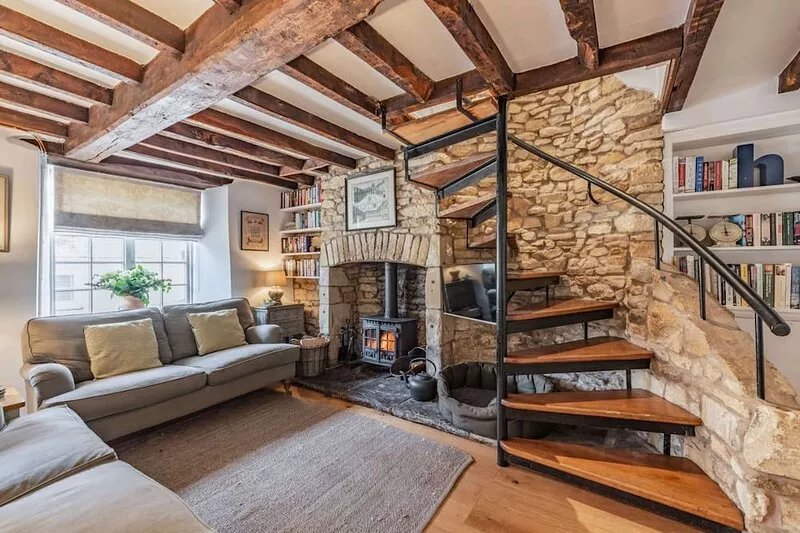 Two bedroom dog friendly holiday cottage in the Cotswolds with a hot tub
