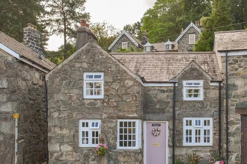 THE TOLL HOUSE, pet friendly, character holiday cottage in Dolgellau