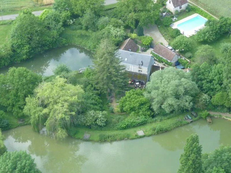 Charming Loire Valley Cottage for 6 with huge heated pool & carp fishing lake