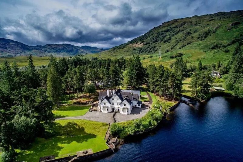 Magnificent 5-bedroom retreat, stunning views over loch, new kitchen, log-burner
