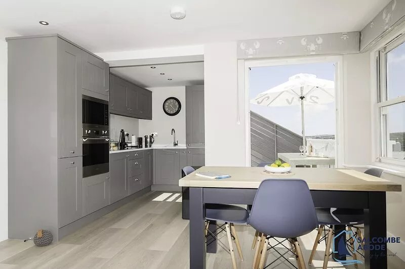 Chic 2 bed apartment with estuary views & exclusive spa & fitness access