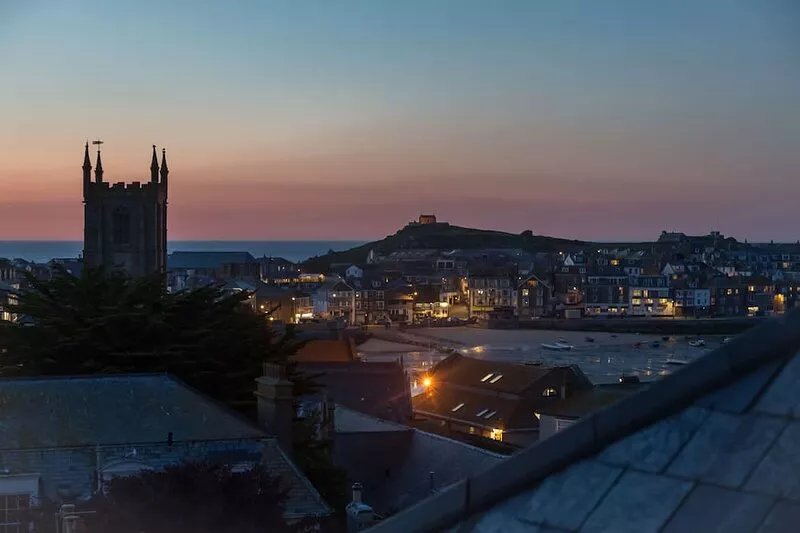 Stunning newly renovated townhouse in central St Ives w/garden & gated parking