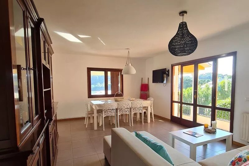 Chalet in Canelas beach with direct access to said beach.