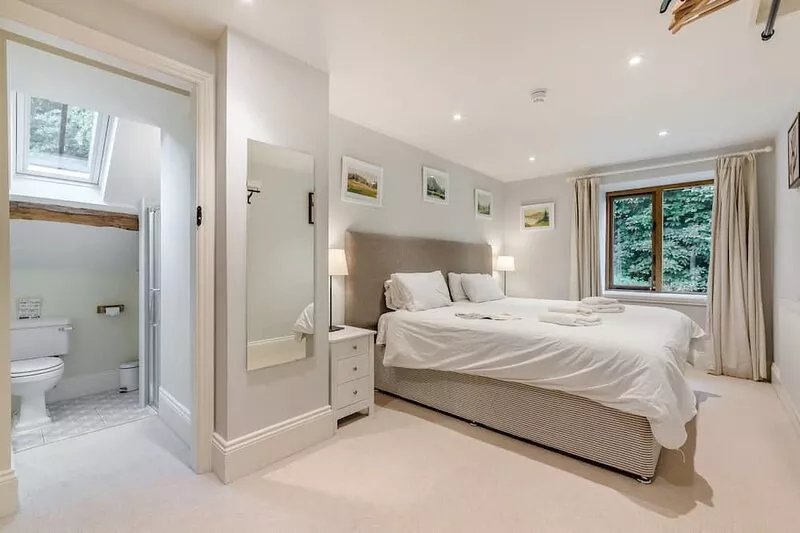 6 Ensuite Bedrooms Cotswold Barn  - Waterhead Barn