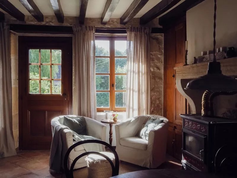 Renovated historic stone house, cozy terrace - beautiful excursion destinations