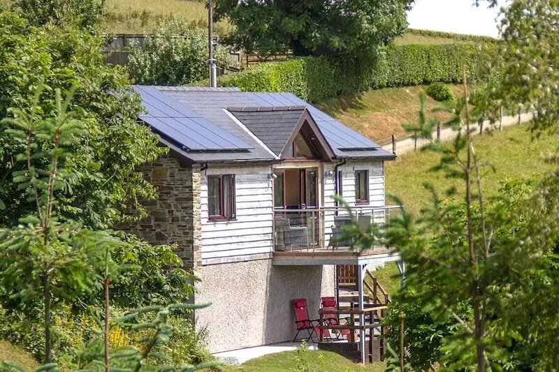 BLACK MOUNTAIN VIEW, romantic, with open fire in Llanafan Fawr