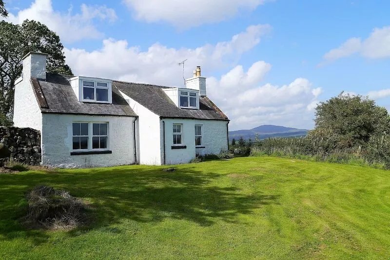 Airie Farmhouse -  a house that sleeps 7 guests  in 3 bedrooms