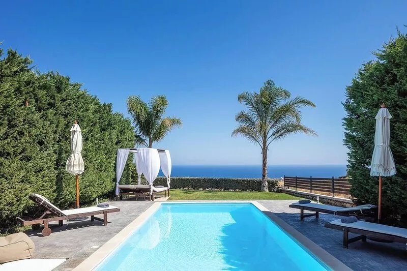Sea & city views, short drive to beach & shops, heated pool and ping pong!
