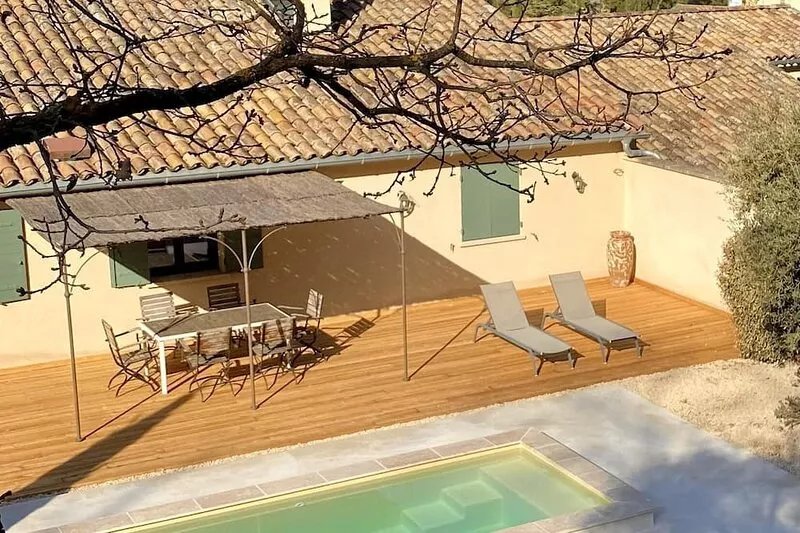 House with swimming pool and enclosed garden, in the heart of the Bastide du