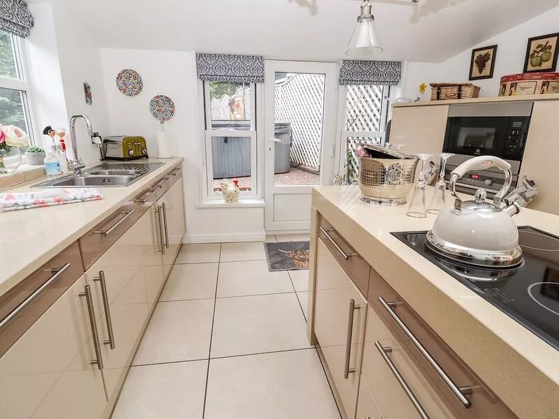 ELV COTTAGE, romantic, with hot tub in Chester