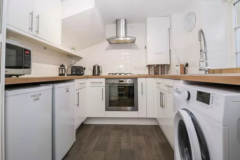 SWALLOW COTTAGE, pet friendly, with a garden in Herne Bay