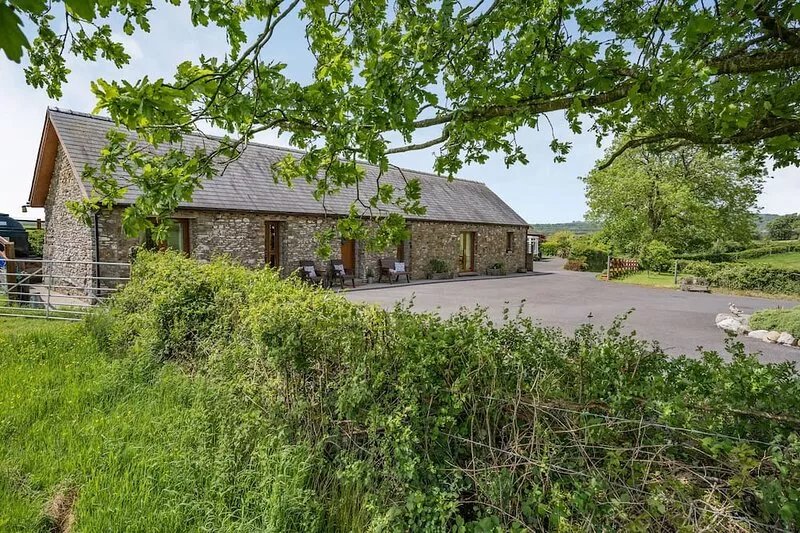 YSGUBOR HIR, family friendly, with a garden in Pontarddulais