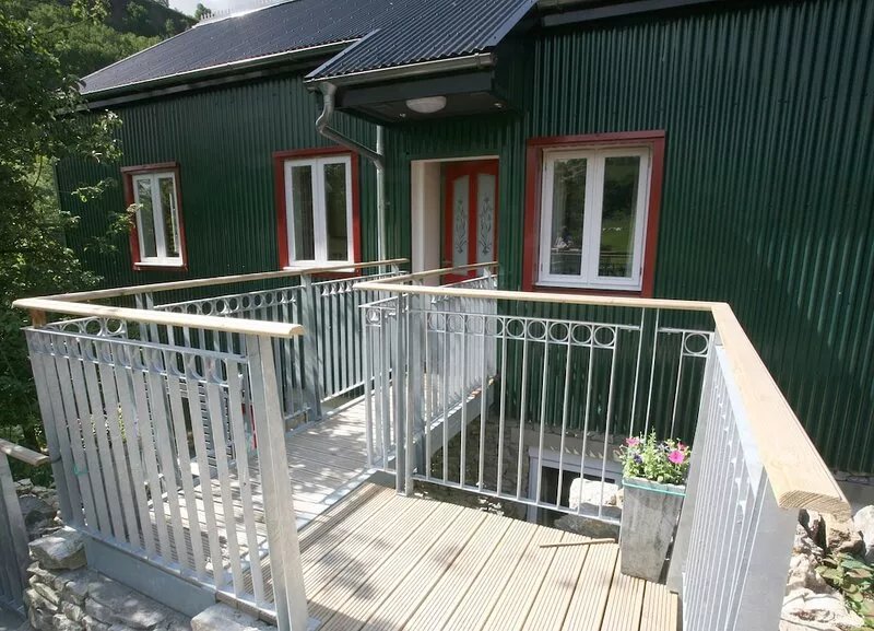 Spacious Holiday Home with Private Garden and Log Burning Stove in Peak District