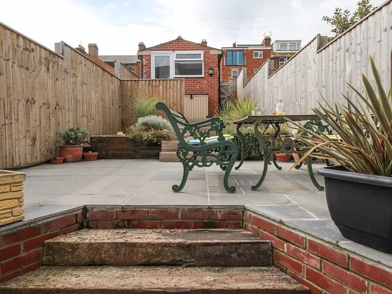 WEYBURY COTTAGE, pet friendly, with a garden in Brewers Quay Harbour