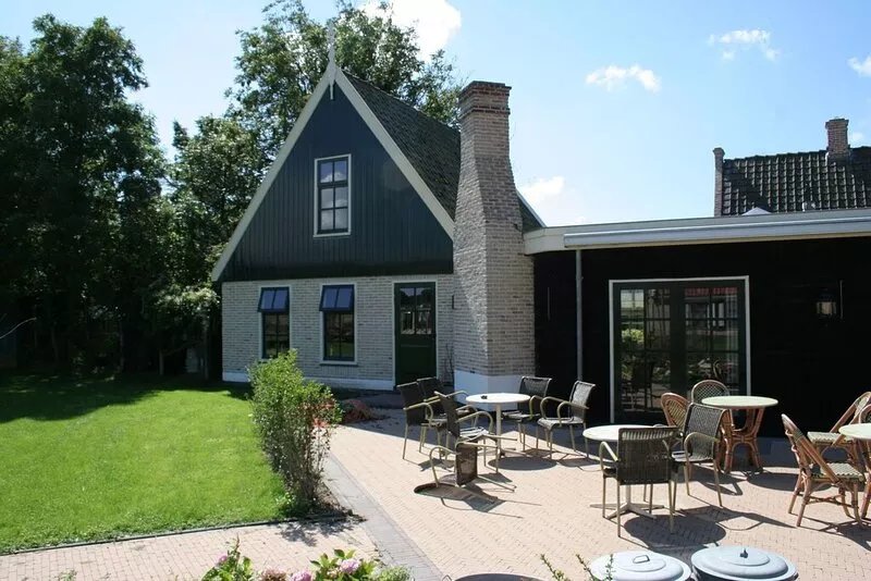 Beautiful villa with bath, close to the Wadden Sea