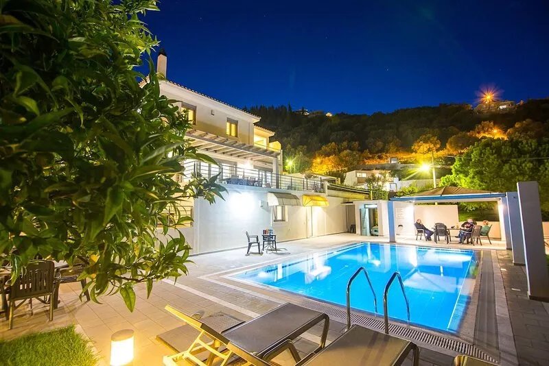 A huge equipped villa for big groups, up to 13 travelers. Breakfast included.