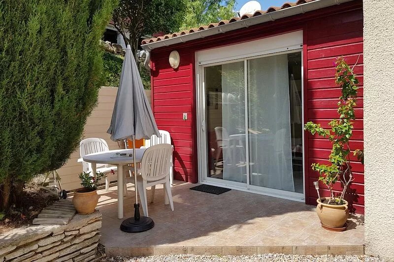 Quiet, air-conditioned T2 apartment with terrace and parking, close to Lamalou