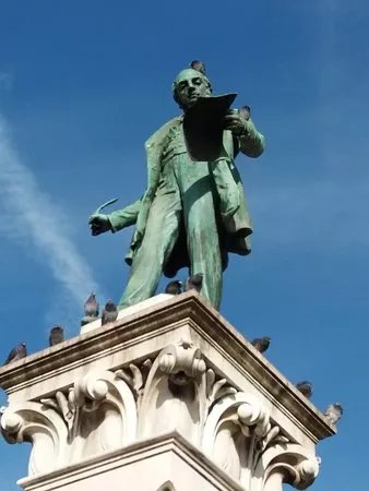 Monumento em homenagem a Joaquim Antonio de Aguiar
