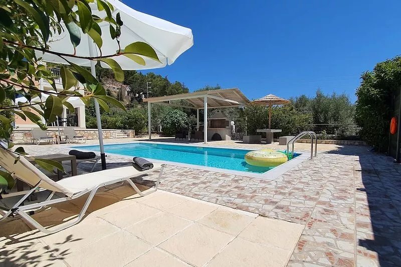 Just 10 min walk from all amenities in Agia Efimia; no car rental is necessary!