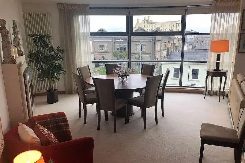 Luxurious 2 Bed 1,400 sq ft Apartment in Dunlaoire free parking