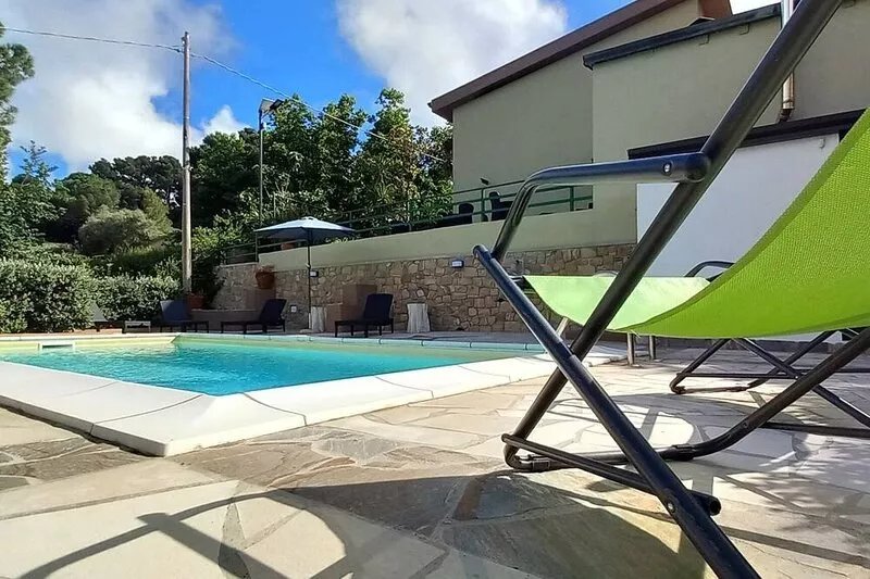 At 13 min from the city you can reach the peace of the villa in the countryside