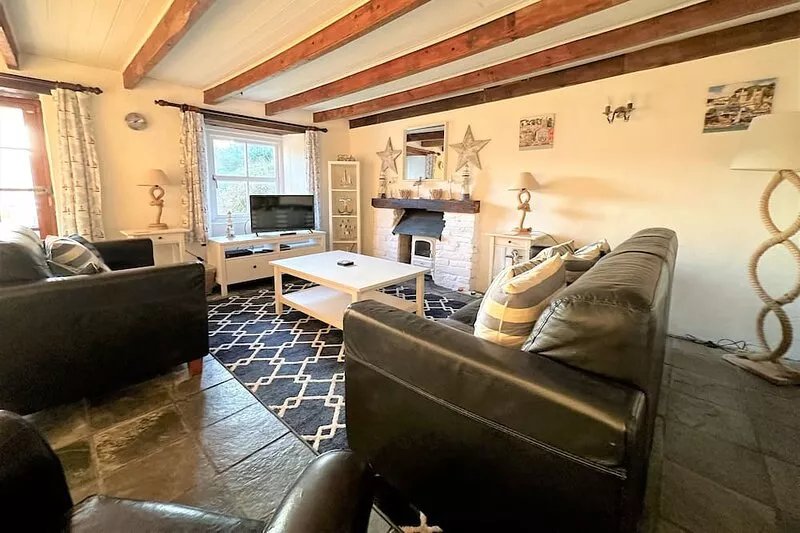 Seaweed Cottage in Fowey overlooking the beach with a garden and a parking space