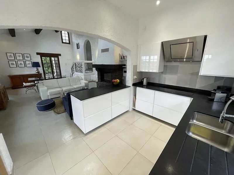 Panoramic sea view and close to the beach. Heated swimming pool, fully air con