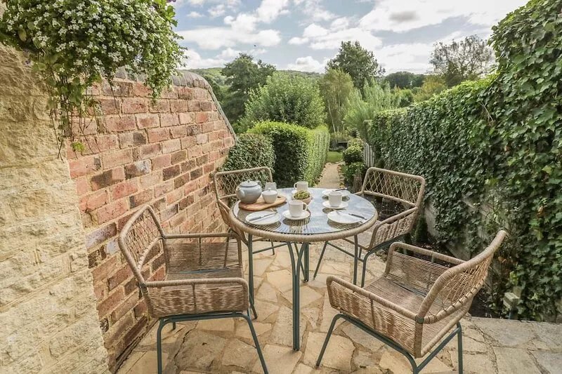 FERN COTTAGE, pet friendly, character holiday cottage in Winchcombe