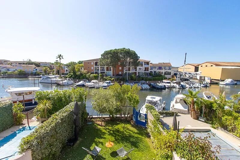 Renovated South-oriented house - A/C, WIFI, 11m mooring