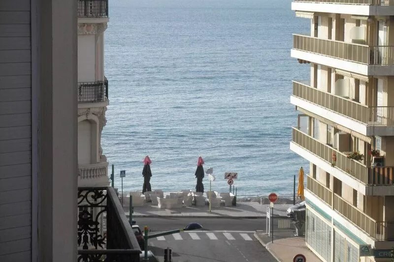 Menton downtown, two rooms flat, 40 meters from the beaches, totally renovated