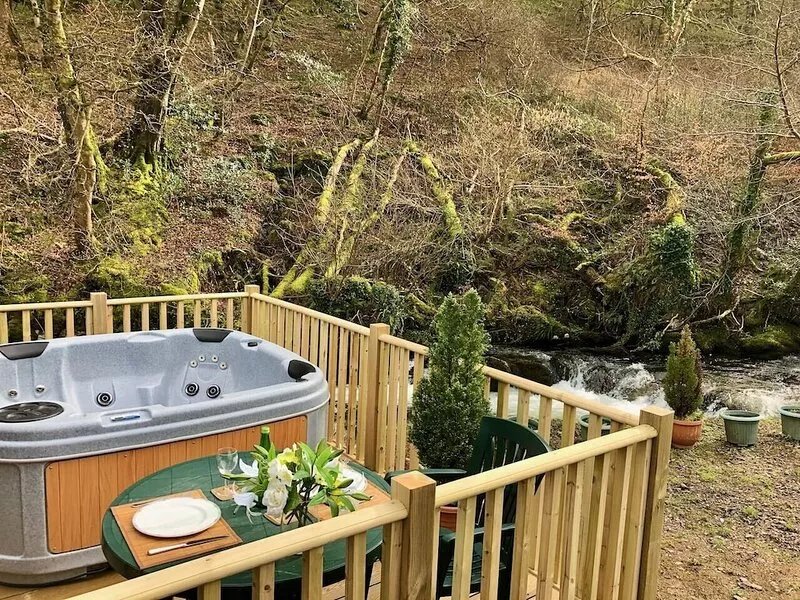 Stunning Riverside 2 Bed Lodge with Hot Tub. 10 min walk of Lynton Centre