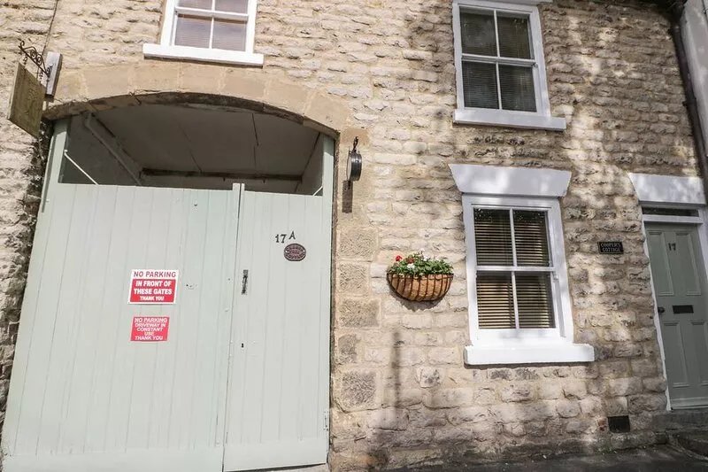 COOPER'S COTTAGE, pet friendly, with open fire in Pickering