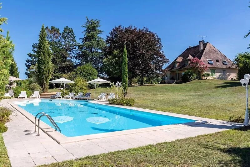 Beautiful charming house with shaded park and swimming pool near Brantome