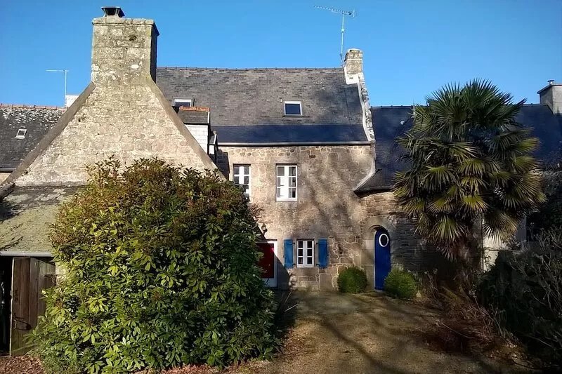 Large character house with garden, in a village 20 minutes from the sea.
