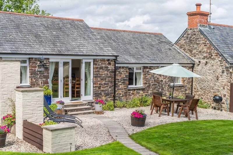 Beautiful family/dog friendly cottage - rural setting & Country Club