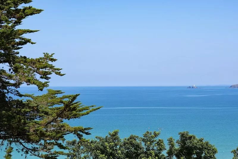 Sea view apartment with balcony and gardens. Private path to the beach.