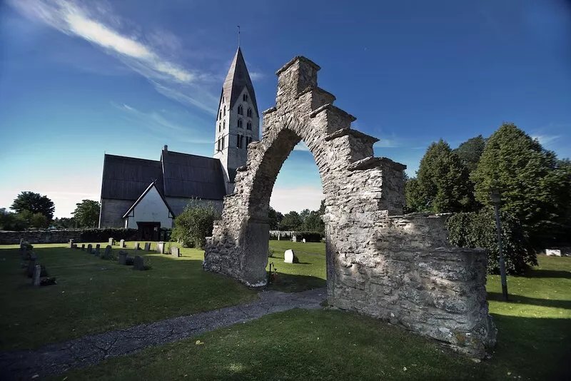 Beautiful building from 1824. Close to swimming and 20 min to Visby