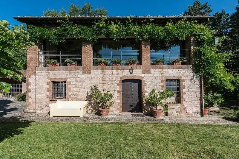 CHARMING FARMHOUSE IN THE MARCHIGIAN HILLS