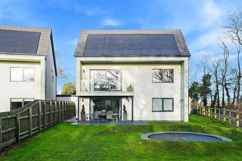High spec, 4 bed family eco-home w/private gym & tennis courts in Lincolnshire.