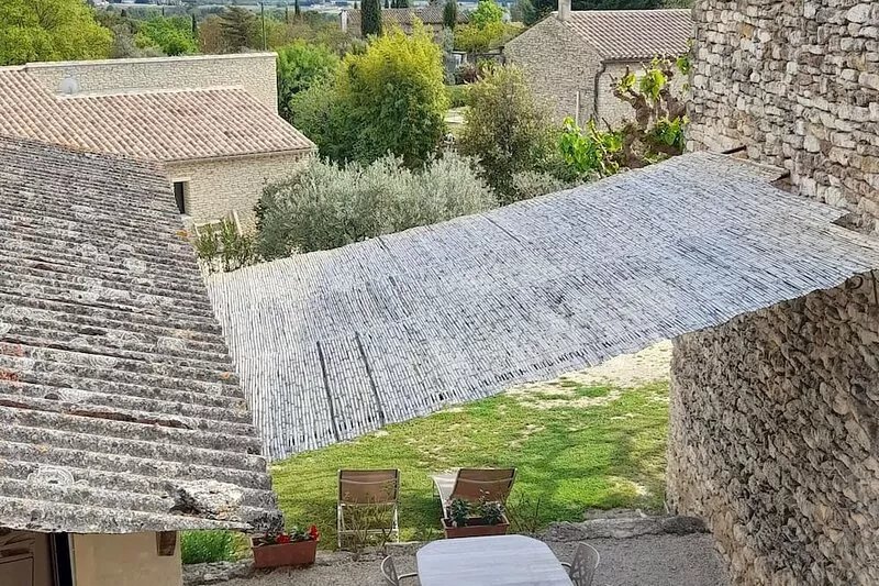 GIte in a quiet hamlet near Gordes