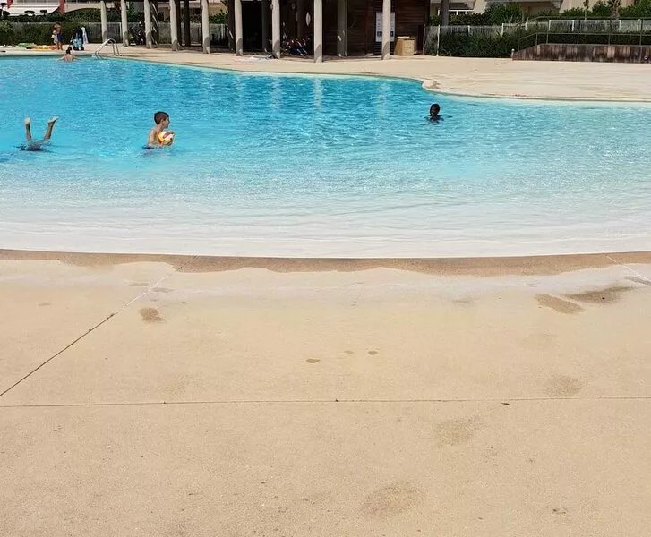 2 bedrooms, 6 guests, pool, parking, close to beach, shops & restaurants