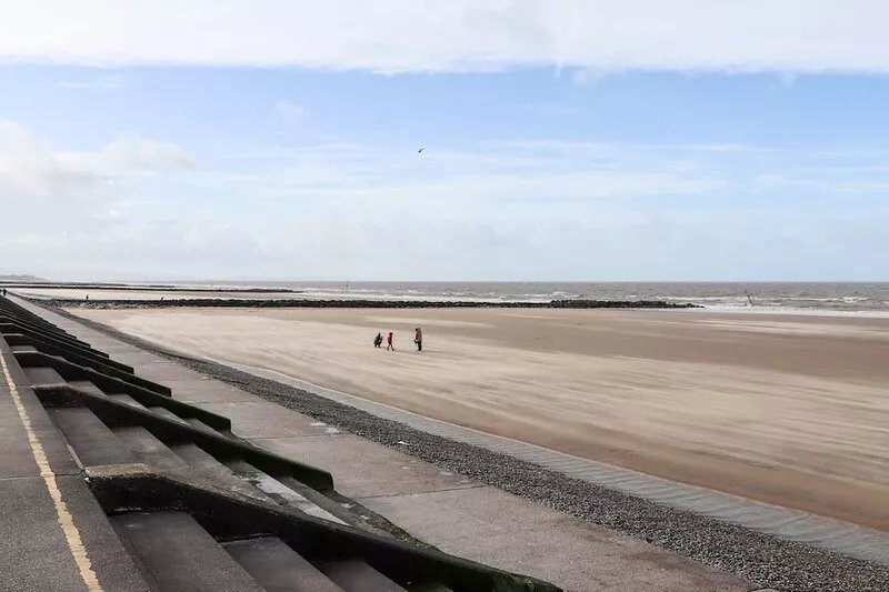 THE HOLLIES, pet friendly, with a garden in Prestatyn