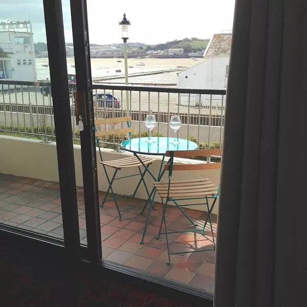 Beautifully presented and spacious 2 bedroom apartment offering fabulous views