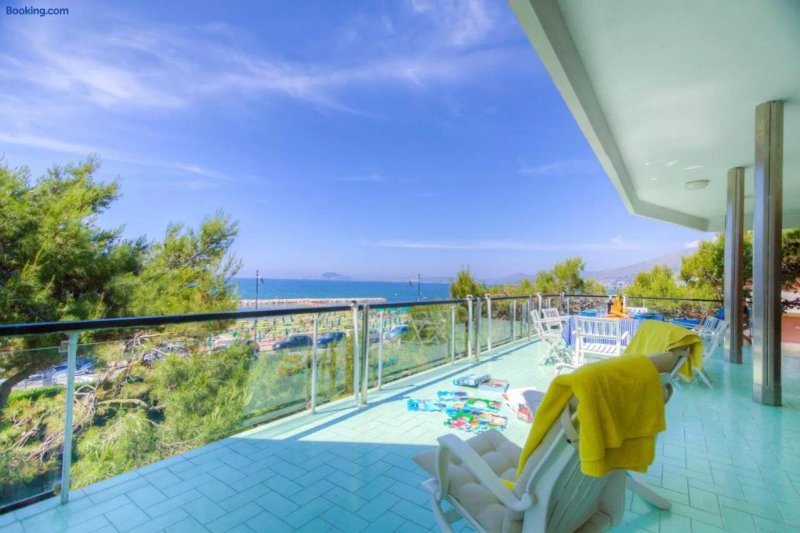 Dante Beachfront Apartments with Tennis, Garden and Seaview
