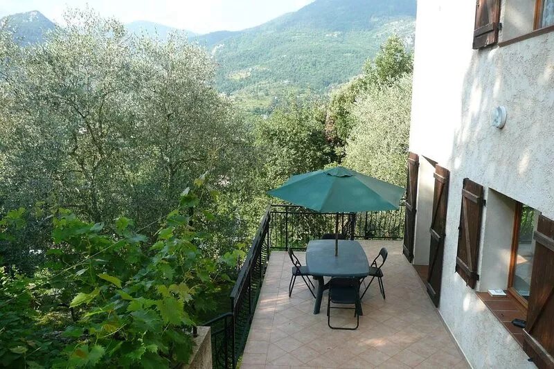 Pretty apartment with terrace and garden