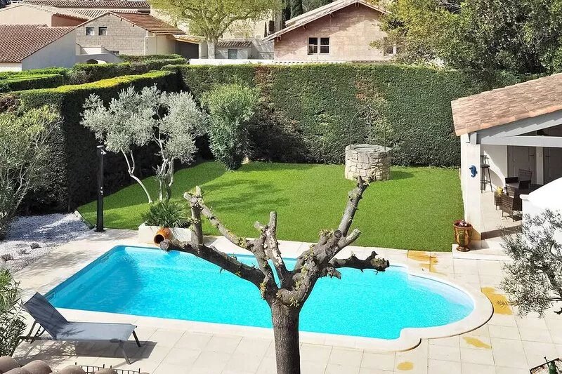 The vacation villa in Maussane-les-Alpilles is in a prime location close to
